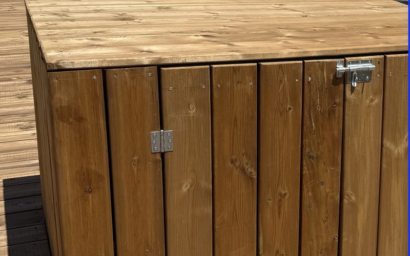 Local technique déporté Aquabox : cabanon bois avec emplacement réservé pour la pompe à chaleur